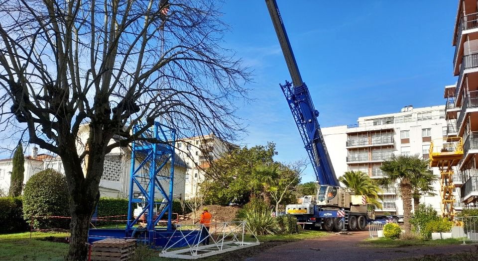 Montage de la 🏗 RAIMONDI MRT 213➡ GP MAT Location sur le chantier de la Pastourelle à Royan.