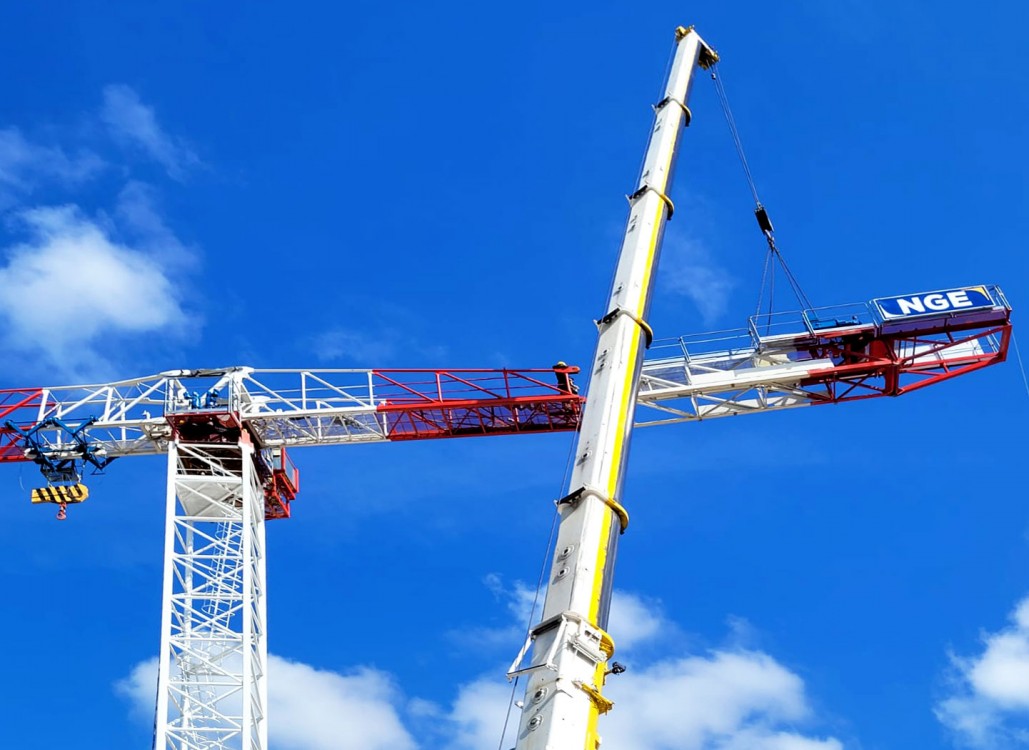 Cette semaine, nous avons eu le plaisir de procéder au montage de la magnifique #Grueatour RAIMONDI MRT 243 sur le parc matériel de notre fidèle partenaire  Ent. NGE.  à Saint-Étienne-du-Grès.