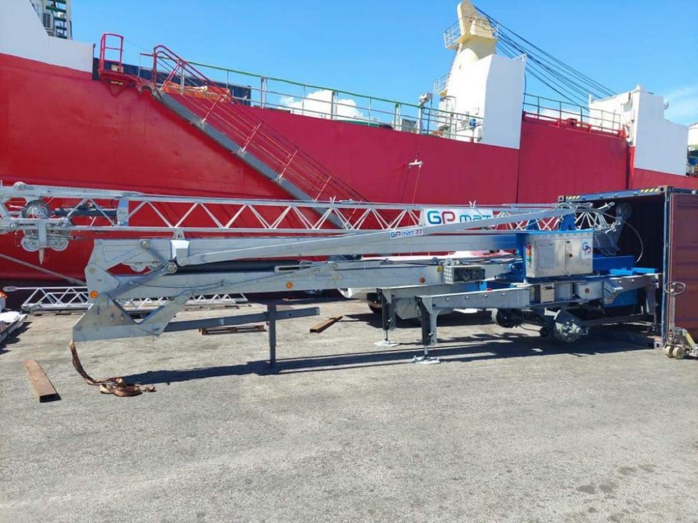 Désassemblée pour le transport en container, la🏗GP MATIC 22 FAST pour l'entreprise M.O.E est arrivée à Papeete après une traversée de 8 semaines ! 👍👏