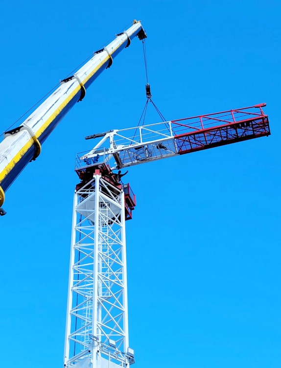 Cette semaine, nous avons eu le plaisir de procéder au montage de la magnifique #Grueatour RAIMONDI MRT 243 sur le parc matériel de notre fidèle partenaire  Ent. NGE.  à Saint-Étienne-du-Grès.