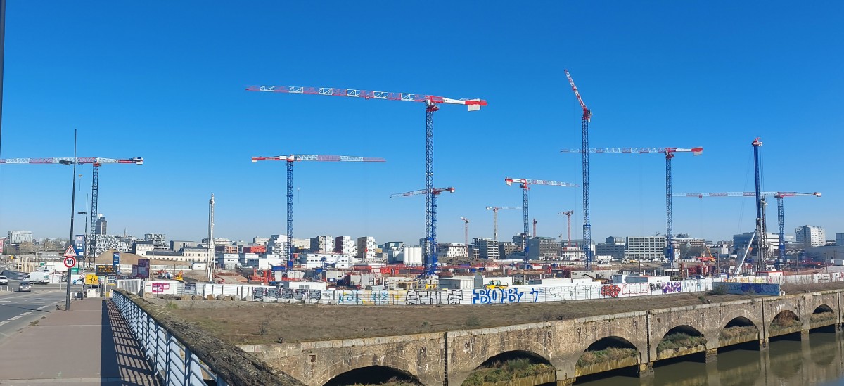 Un petit tour sur l’impressionnant chantier du CHU de Nantes ! 15 Grues sont attendues sur ce chantier dont  deux 🏗 Grues à tour RAIMONDI👈.  Une 🏗 RAIMONDI MRT294 (équipée de son monte grutier SL20-TC) est déjà en place. 
