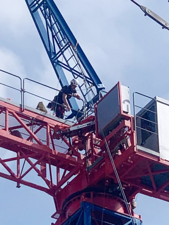 🚒Le GRIMP47 (groupe de reconnaissance et d'intervention en milieu périlleux) ont effectué un grand exercice grandeur nature sur notre grue de parc à Agen !👈