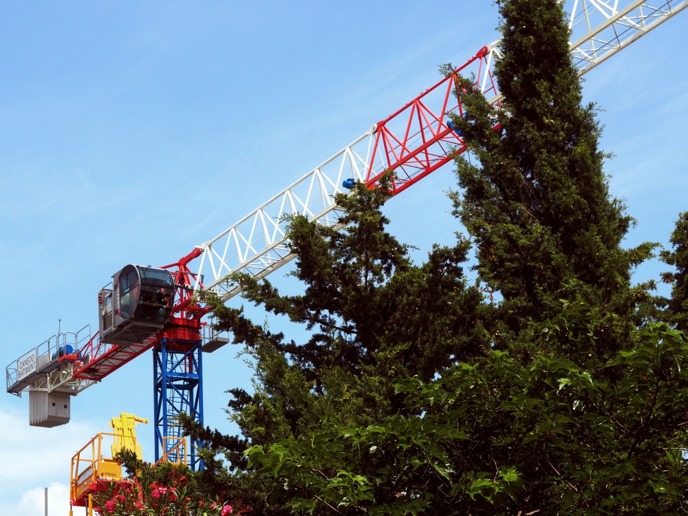 ✅Actuellement en tournée sur les chantiers, immortalisant nos imposantes  🏗 Grues à tour RAIMONDI qui façonnent notre paysage urbain👍