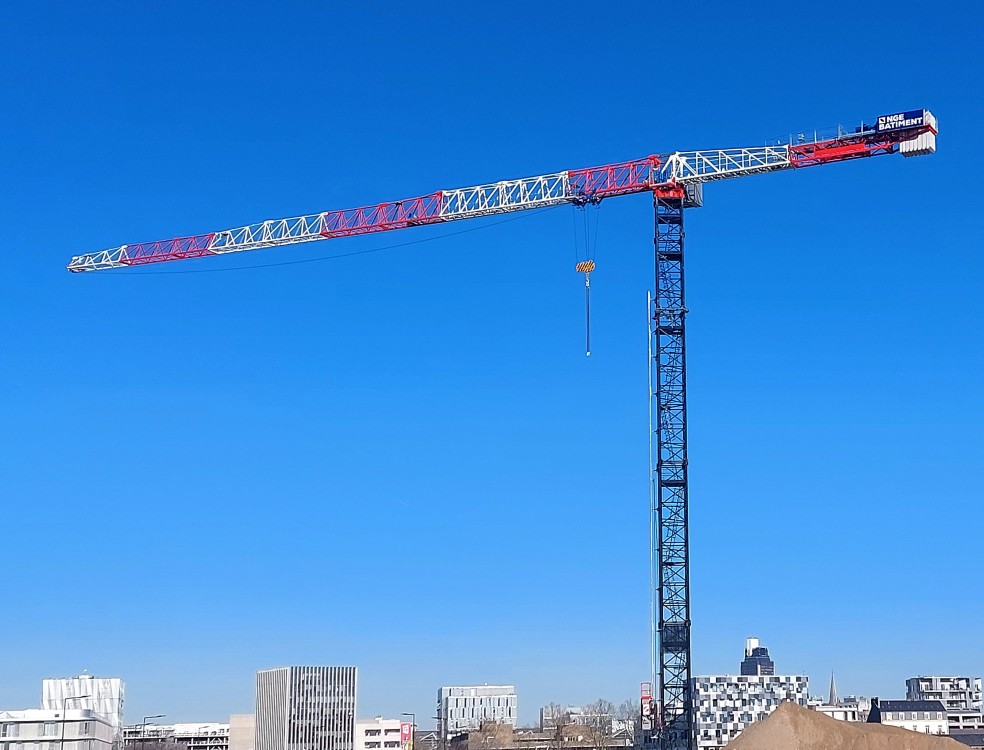 Un petit tour sur l’impressionnant chantier du CHU de Nantes ! 15 Grues sont attendues sur ce chantier dont  deux 🏗 Grues à tour RAIMONDI👈.  Une 🏗 RAIMONDI MRT294 (équipée de son monte grutier SL20-TC) est déjà en place. 