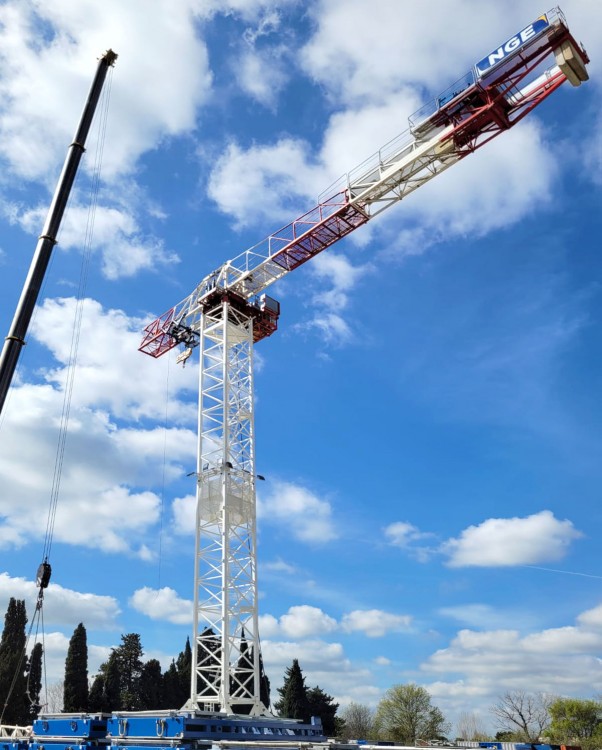 Cette semaine, nous avons eu le plaisir de procéder au montage de la magnifique #Grueatour RAIMONDI MRT 243 sur le parc matériel de notre fidèle partenaire  Ent. NGE.  à Saint-Étienne-du-Grès.