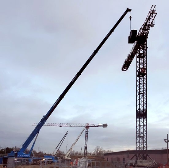 👉Deux magnifiques #gruesàtour 🏗Raimondi sont en cours de montage, façonnant l'horizon de la toute première gare aérienne du Grand Paris. 🌆🚇