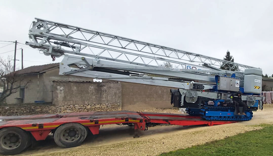 Encore une belle livraison !👌🎅Sous un ciel de saison ..🌧☁️☁️  Une 🏗GP MATIC 22 Chenilles fièrement érigée !dans une commune française située dans le département de l'Indre, en région Centre-Val de Loire.👈