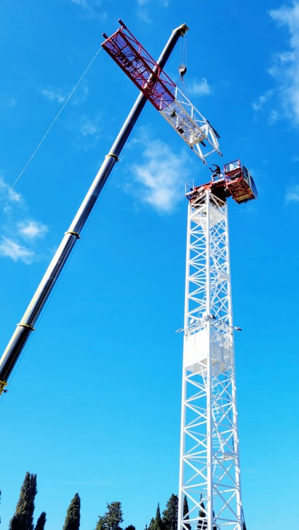 Cette semaine, nous avons eu le plaisir de procéder au montage de la magnifique #Grueatour RAIMONDI MRT 243 sur le parc matériel de notre fidèle partenaire  Ent. NGE.  à Saint-Étienne-du-Grès.