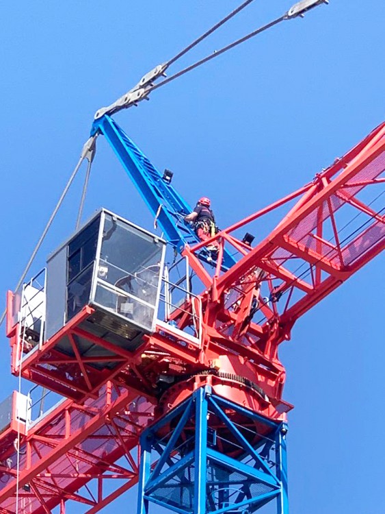 🚒Le GRIMP47 (groupe de reconnaissance et d'intervention en milieu périlleux) ont effectué un grand exercice grandeur nature sur notre grue de parc à Agen !👈