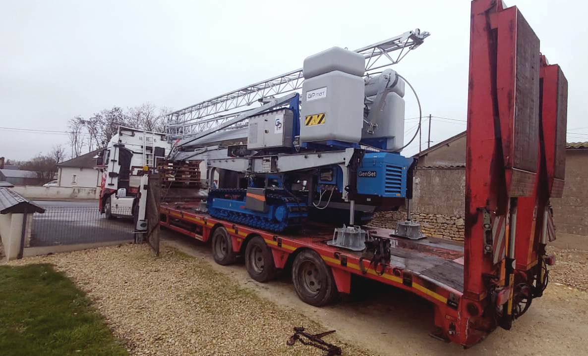 Encore une belle livraison !👌🎅Sous un ciel de saison ..🌧☁️☁️  Une 🏗GP MATIC 22 Chenilles fièrement érigée !dans une commune française située dans le département de l'Indre, en région Centre-Val de Loire.👈