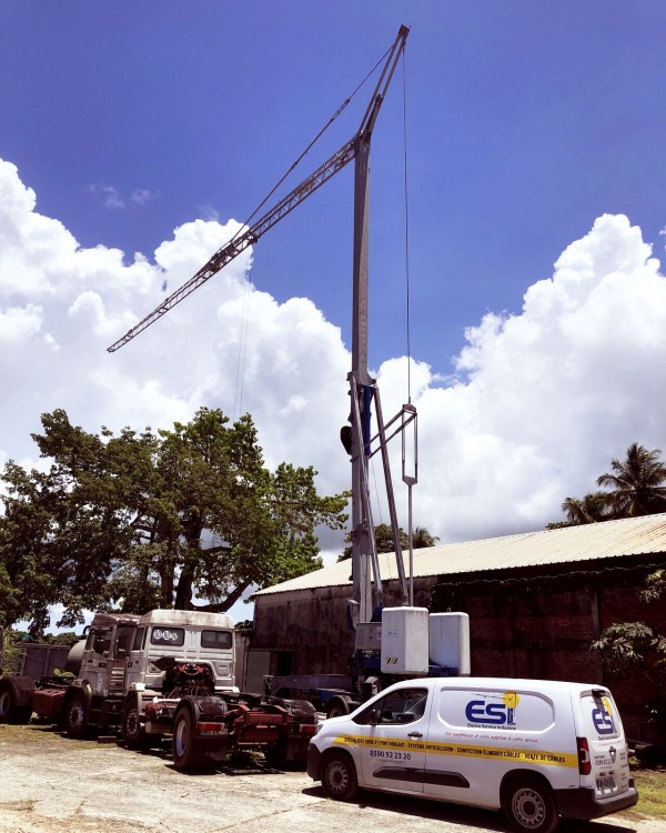 Montage de la belle #grueàmontagerapide 🏗GP MATIC 31 FAST à Sainte Rose une commune française, située dans le département de la Guadeloupe.🌞🌞🌴🌴 Merci à Thierry Suzanon ▶️Ent. ESI pour ces photos📸