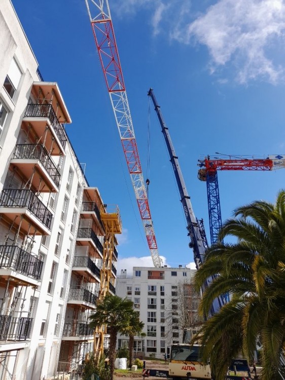 Montage de la 🏗 RAIMONDI MRT 213➡ GP MAT Location sur le chantier de la Pastourelle à Royan.