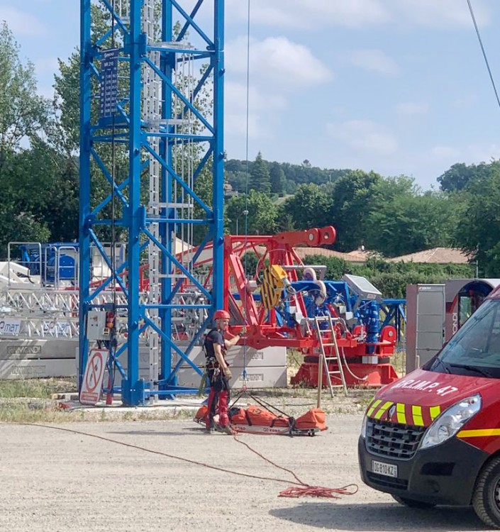 🚒Le GRIMP47 (groupe de reconnaissance et d'intervention en milieu périlleux) ont effectué un grand exercice grandeur nature sur notre grue de parc à Agen !👈