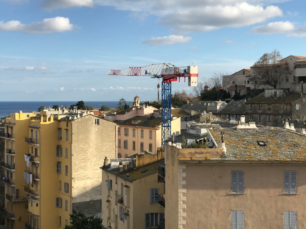 On vous emmène sur L'île de beauté.. plus précisément à Bastia. Une mise en avant toute particulière pour cette grue avec sa configuration spéciale pour un chantier exigu?? Ent VENDASI ????? RAIMONDI MRT 84 CITY