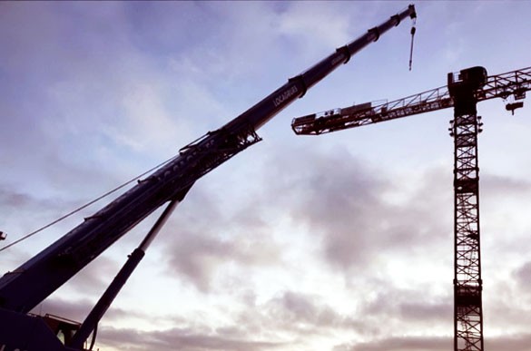 👉Deux magnifiques #gruesàtour 🏗Raimondi sont en cours de montage, façonnant l'horizon de la toute première gare aérienne du Grand Paris. 🌆🚇