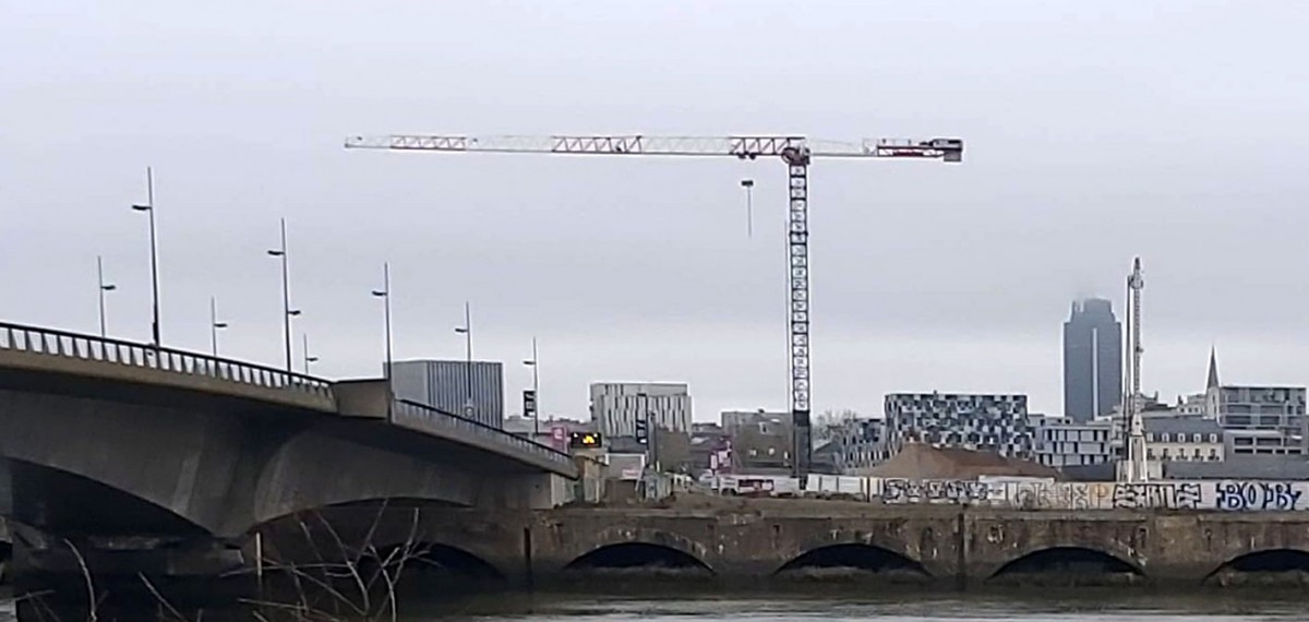 Un petit tour sur l’impressionnant chantier du CHU de Nantes ! 15 Grues sont attendues sur ce chantier dont  deux 🏗 Grues à tour RAIMONDI👈.  Une 🏗 RAIMONDI MRT294 (équipée de son monte grutier SL20-TC) est déjà en place. 