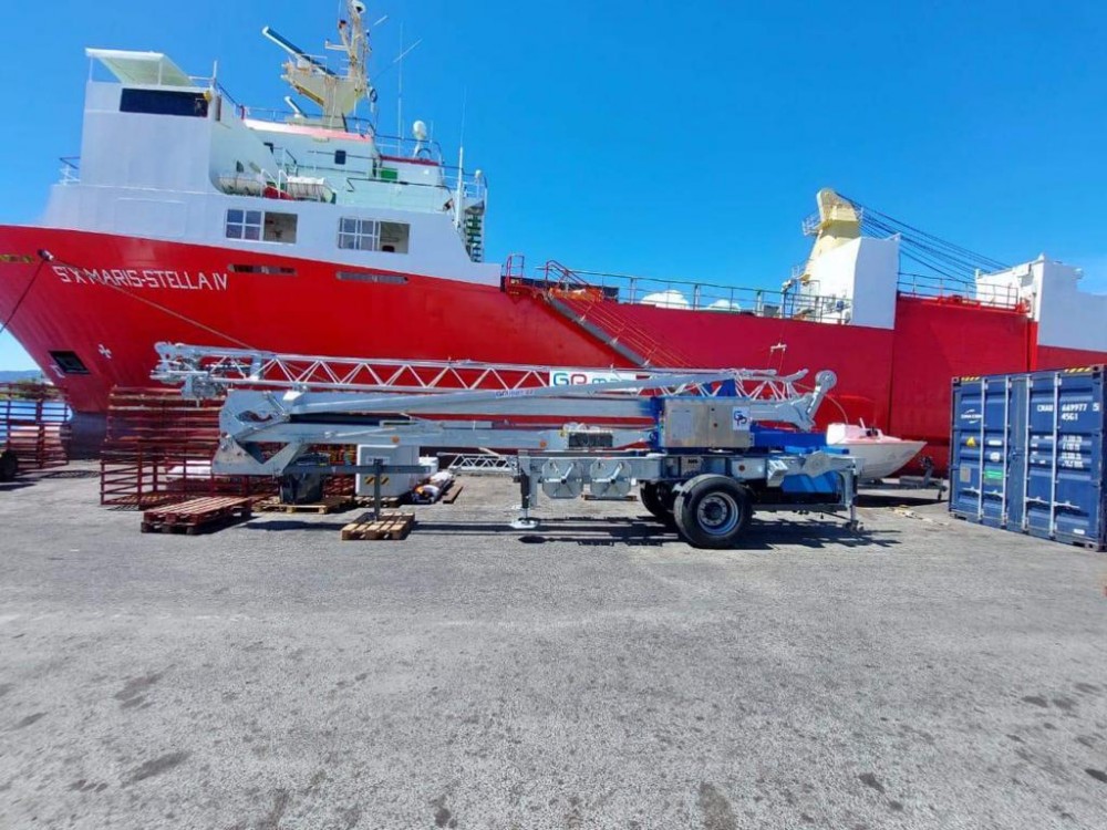 Désassemblée pour le transport en container, la🏗GP MATIC 22 FAST pour l'entreprise M.O.E est arrivée à Papeete après une traversée de 8 semaines ! 👍👏