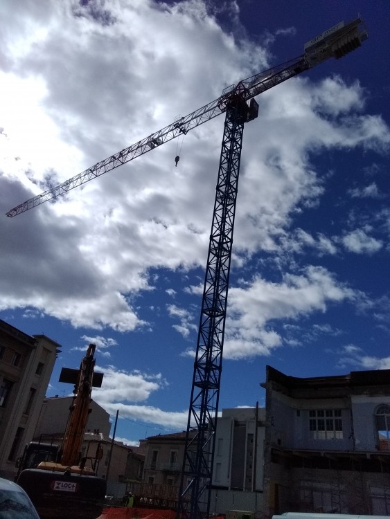 Nous voilà à Nîmes sous un ciel un peu nuageux ..