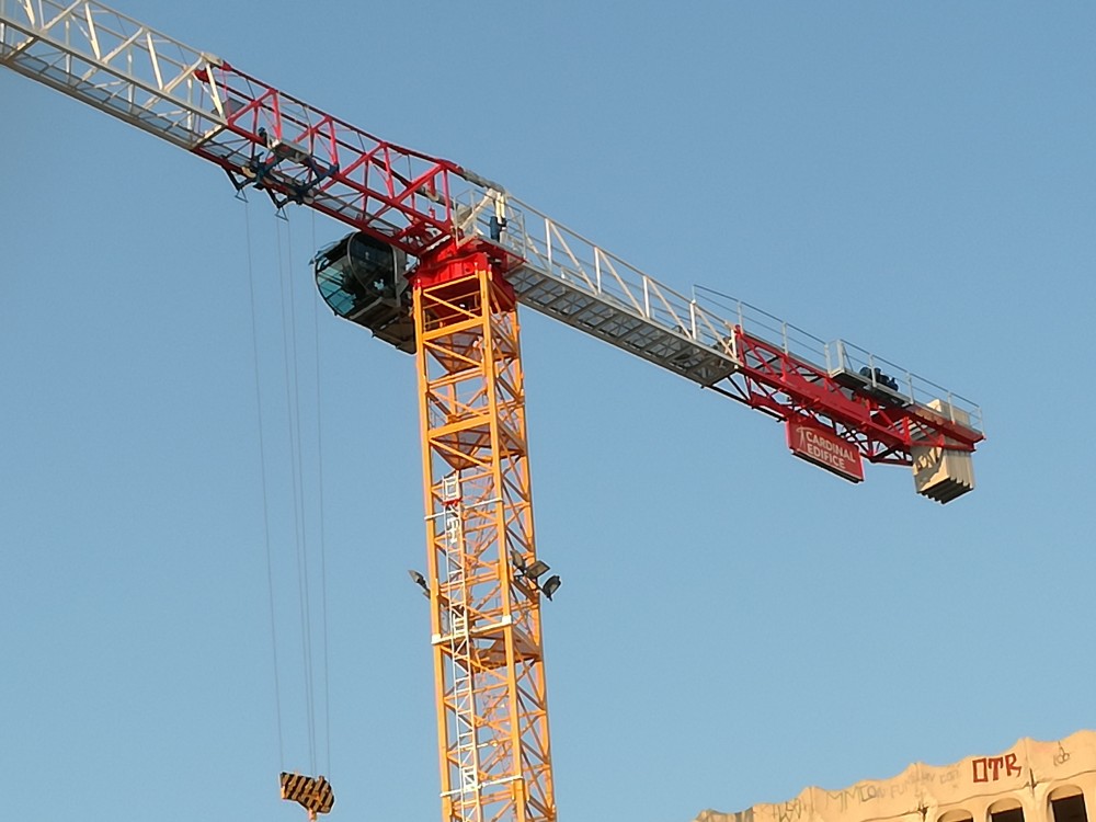 The RAIMONDI MRT 294 operator’s cabin and lift