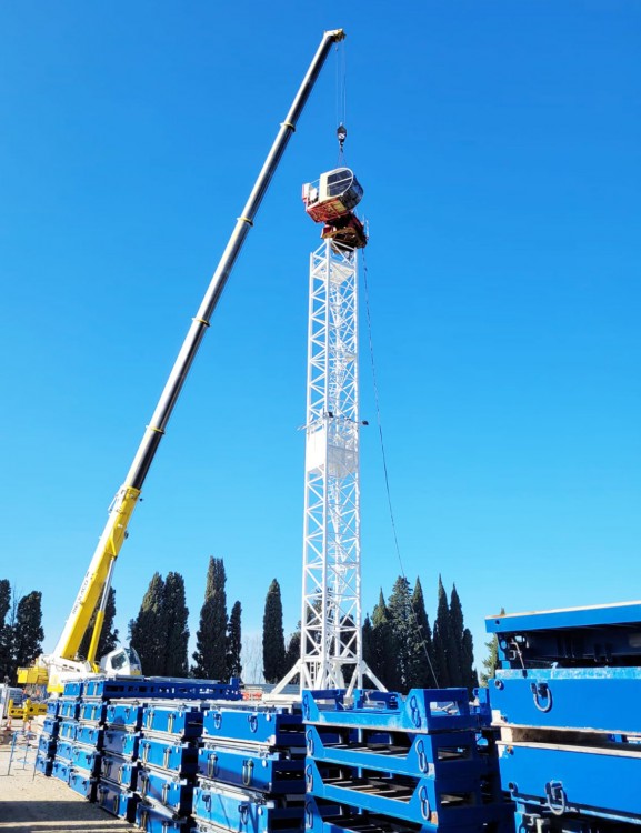 Cette semaine, nous avons eu le plaisir de procéder au montage de la magnifique #Grueatour RAIMONDI MRT 243 sur le parc matériel de notre fidèle partenaire  Ent. NGE.  à Saint-Étienne-du-Grès.