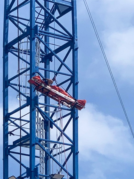 🚒Le GRIMP47 (groupe de reconnaissance et d'intervention en milieu périlleux) ont effectué un grand exercice grandeur nature sur notre grue de parc à Agen !👈