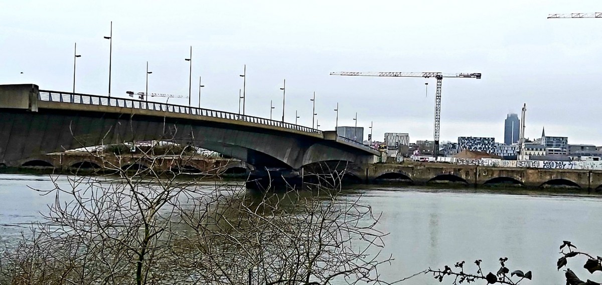 Un petit tour sur l’impressionnant chantier du CHU de Nantes ! 15 Grues sont attendues sur ce chantier dont  deux 🏗 Grues à tour RAIMONDI👈.  Une 🏗 RAIMONDI MRT294 (équipée de son monte grutier SL20-TC) est déjà en place. 