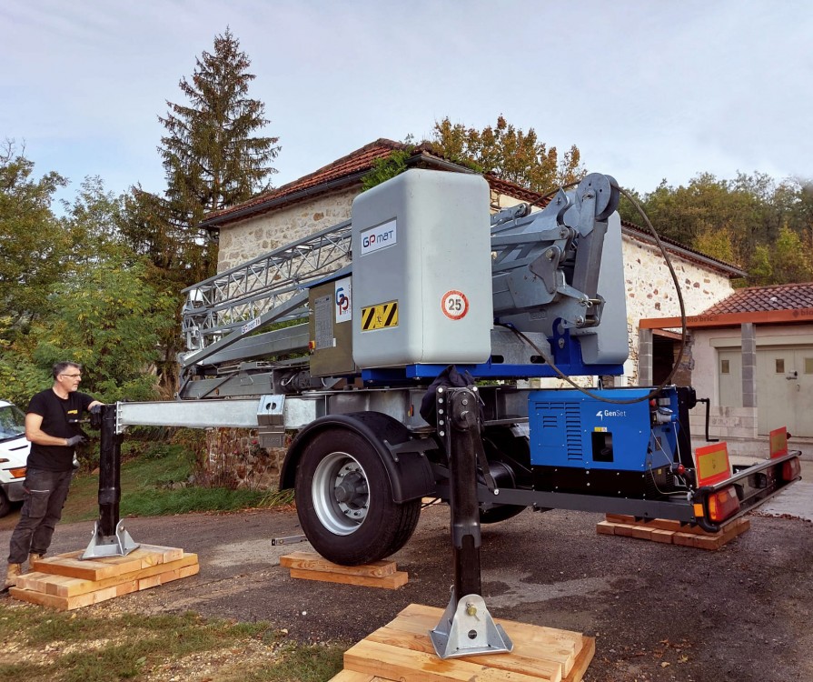 Un petit tour chez notre fidèle partenaire ▶️ Ent PUECH GRUES👌 La belle 🏗GP MATIC 27 FAST du parc location PUECH dans un cadre aux couleurs de l'automne ..🍂 🍁 🍄