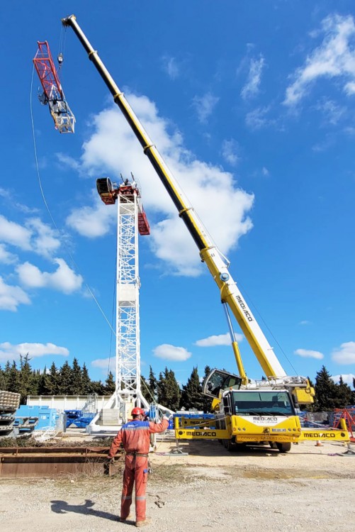 Cette semaine, nous avons eu le plaisir de procéder au montage de la magnifique #Grueatour RAIMONDI MRT 243 sur le parc matériel de notre fidèle partenaire  Ent. NGE.  à Saint-Étienne-du-Grès.