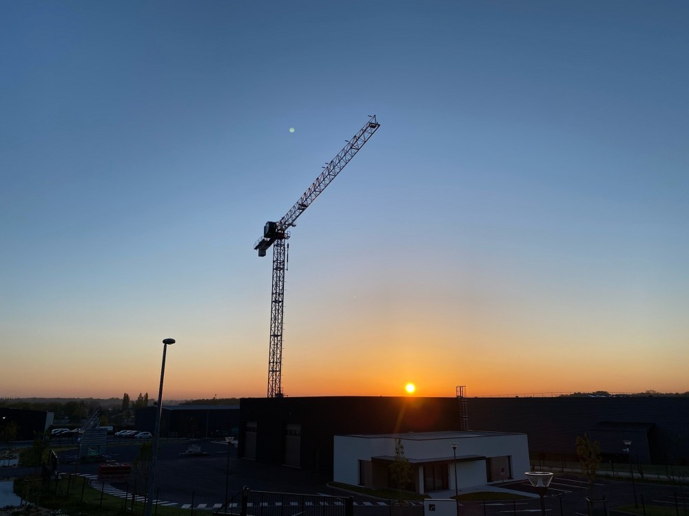 Notre belle 🏗RAIMONDI MRT 159 avec un très beau lever de soleil sur notre site de Château-Thébaud.