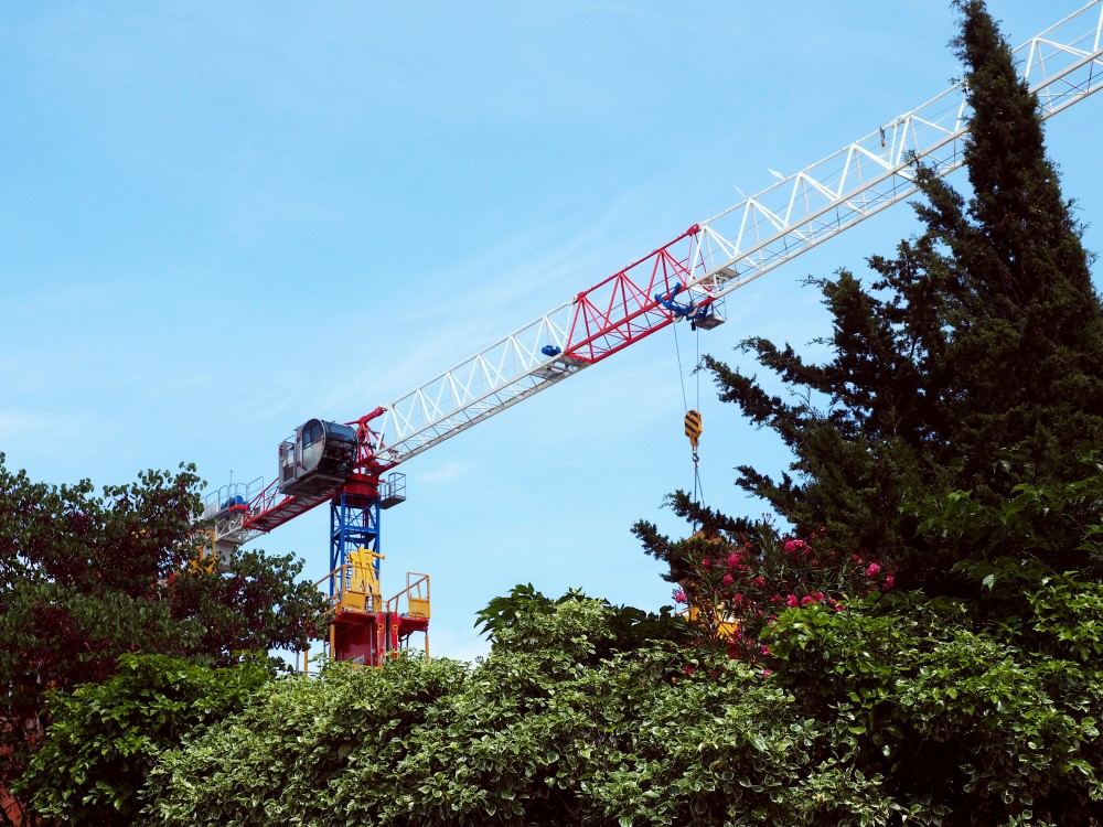 ✅Actuellement en tournée sur les chantiers, immortalisant nos imposantes  🏗 Grues à tour RAIMONDI qui façonnent notre paysage urbain👍