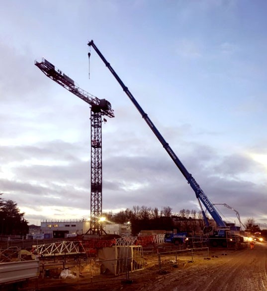 👉Deux magnifiques #gruesàtour 🏗Raimondi sont en cours de montage, façonnant l'horizon de la toute première gare aérienne du Grand Paris. 🌆🚇