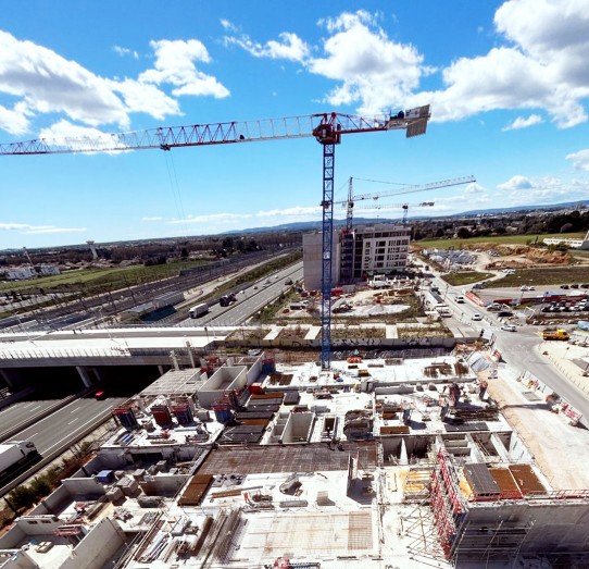 Un beau chantier situé à proximité de la nouvelle gare TGV🚉, le long de l’Autoroute A9 sur la ZAC Cambacérès.👀👌  Deux belles 🏗 RAIMONDI