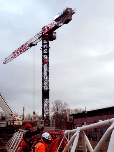 👉Deux magnifiques #gruesàtour 🏗Raimondi sont en cours de montage, façonnant l'horizon de la toute première gare aérienne du Grand Paris. 🌆🚇