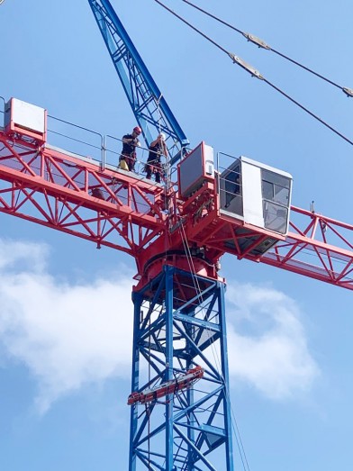 🚒Le GRIMP47 (groupe de reconnaissance et d'intervention en milieu périlleux) ont effectué un grand exercice grandeur nature sur notre grue de parc à Agen !👈