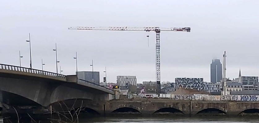 Un petit tour sur l’impressionnant chantier du CHU de Nantes ! 15 Grues sont attendues sur ce chantier dont  deux 🏗 Grues à tour RAIMONDI👈.  Une 🏗 RAIMONDI MRT294 (équipée de son monte grutier SL20-TC) est déjà en place. 