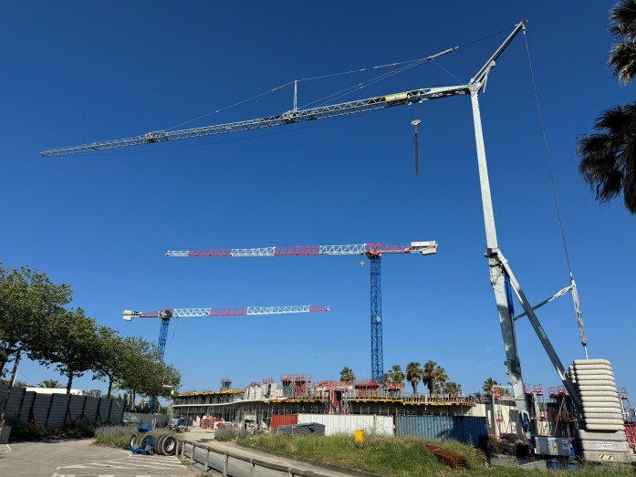 🏗️𝑪𝒉𝒂𝒏𝒕𝒊𝒆𝒓 𝒆𝒏 𝒂𝒄𝒕𝒊𝒐𝒏 𝒂𝒖 𝑪𝒂𝒑 𝒅'𝑨𝒈𝒅𝒆 !   👉Découvrez notre gamme complète de matériels de levage en pleine action sur ce magnifique chantier.😜 La photo met en avant 2️⃣ de nos #gruesàtour, la 🏗️ 𝗥𝗔𝗜𝗠𝗢𝗡𝗗𝗜 𝗠𝗥𝗧 𝟭𝟱𝟵 et la  🏗️𝗥𝗔𝗜𝗠𝗢𝗡𝗗𝗜  𝗠𝗥𝗧 𝟭𝟴𝟵 , ainsi que notre #